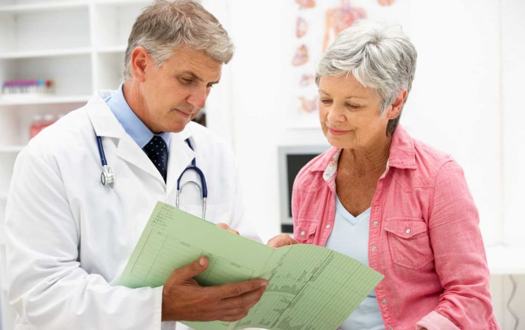 Vì cao huyết áp là một vấn đề sức khỏe nghiêm trọng đối với người già, nên việc theo dõi chỉ số huyết áp thường xuyên là cần thiết.