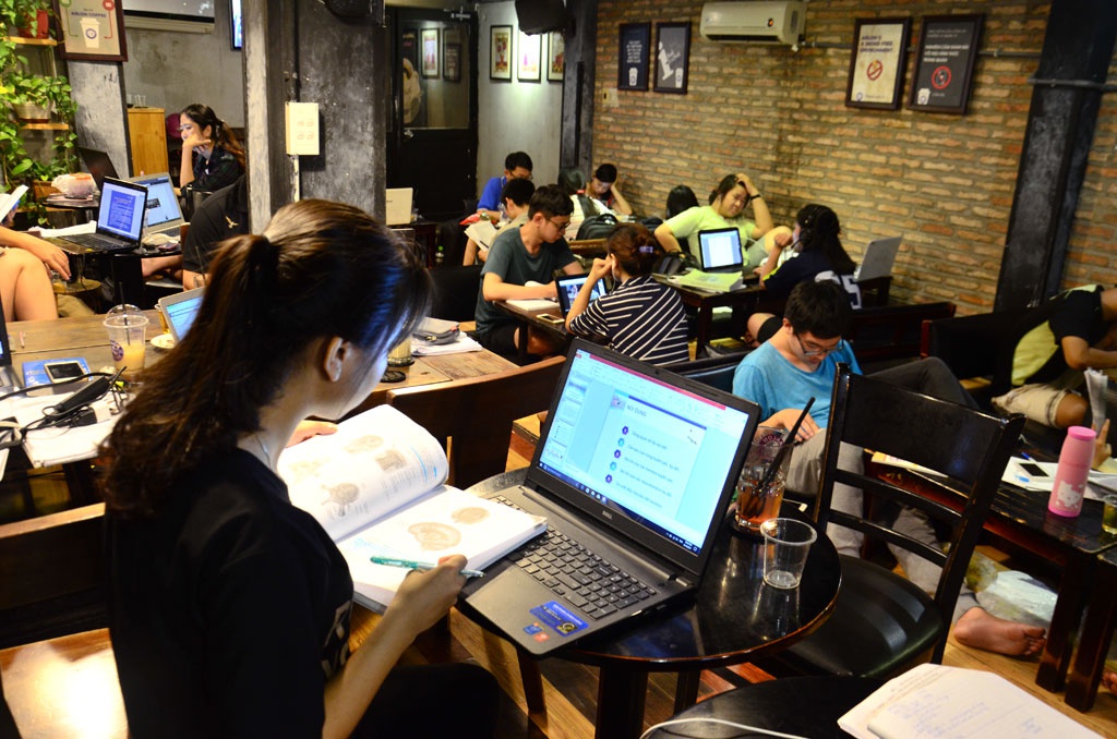 Đa số khách ở những quán coffee mở 24/7 là giới trẻ